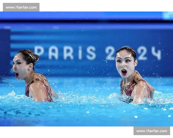 花样游泳比赛精彩纷呈 展现力量与优雅的完美结合